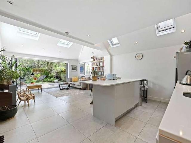 Flat for sale in Shepherd's Bush, Greater London