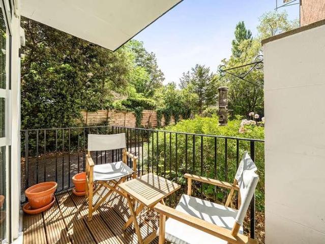 Flat for sale in Surbiton, Greater London
