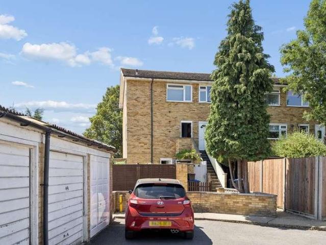 Flat for sale in Iver, Iver Heath