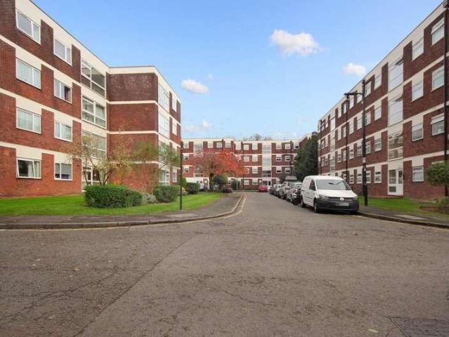 Flat for sale in London Borough of Ealing, Greater London