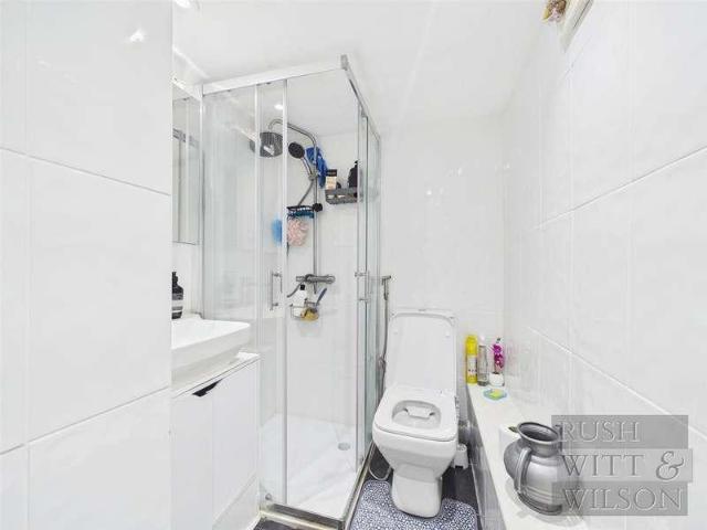 Flat for sale in Bohemia, Guestling Green