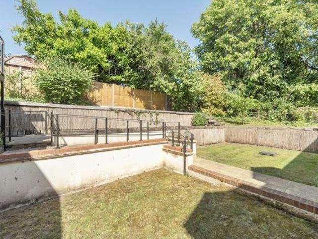 Flat for sale in Totteridge, Cressex