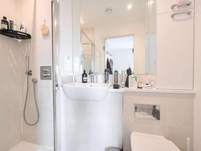 Flat for sale in Bromley-by-Bow, Poplar Grove