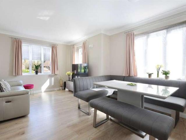 Flat for sale in Pachesham Park, Surrey