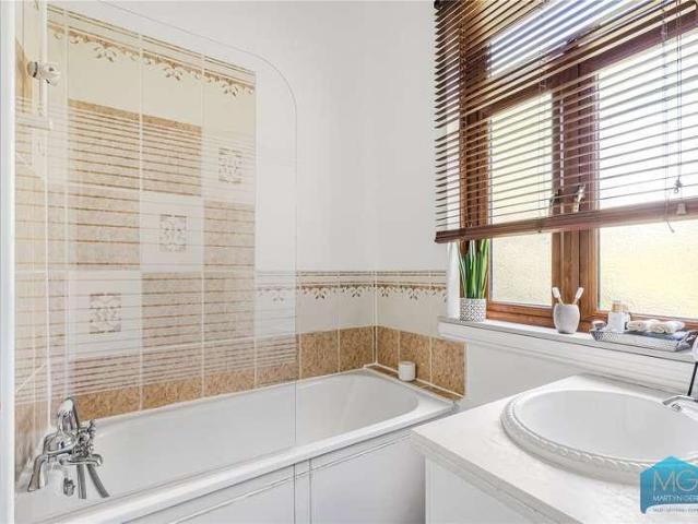 Flat for sale in Muswell Hill, Greater London