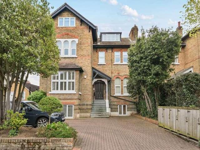 Flat for sale in Teddington, Strawberry Hill