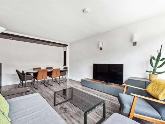 Flat for sale in Brownswood Park, Stoke Newington