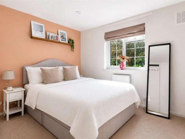 Flat for sale in London Borough of Wandsworth, Greater London