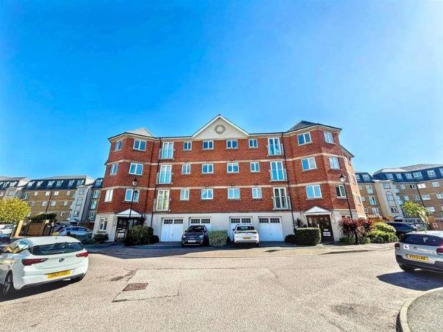 Flat for sale in Chatsworth Strand, Eastbourne