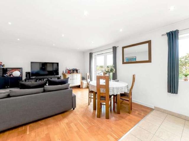 Flat for sale in West Norwood, Greater London
