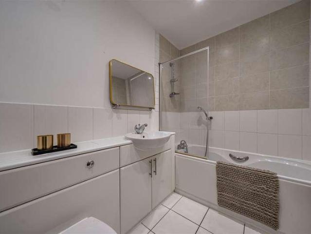 Flat for sale in Emmbrook, Wokingham