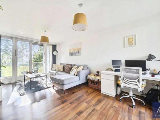 Flat for sale in Brackley, West Northamptonshire