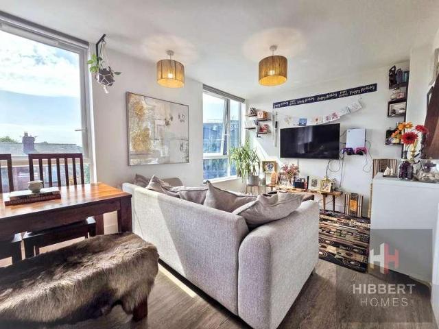 Flat for sale in Sale, Trafford
