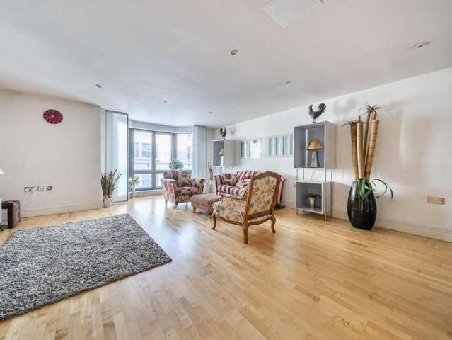 Flat for sale in London Borough of Ealing, Greater London