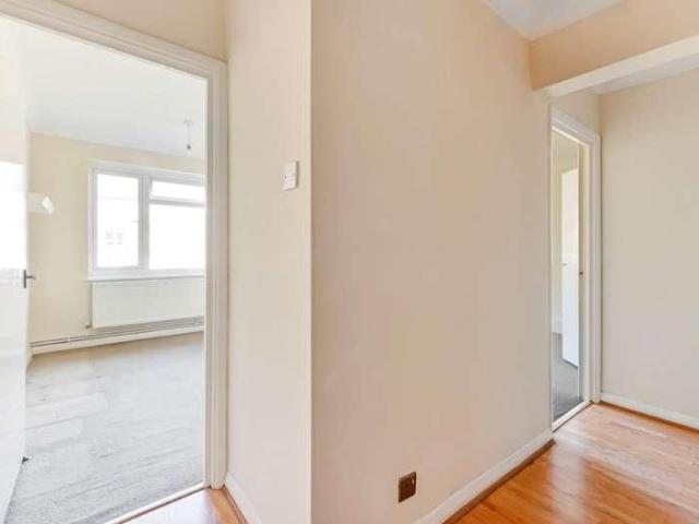 Flat for sale in Worcester Park, Old Malden