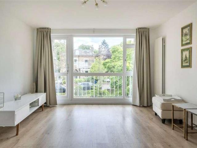 Flat for sale in London Borough of Ealing, Perivale