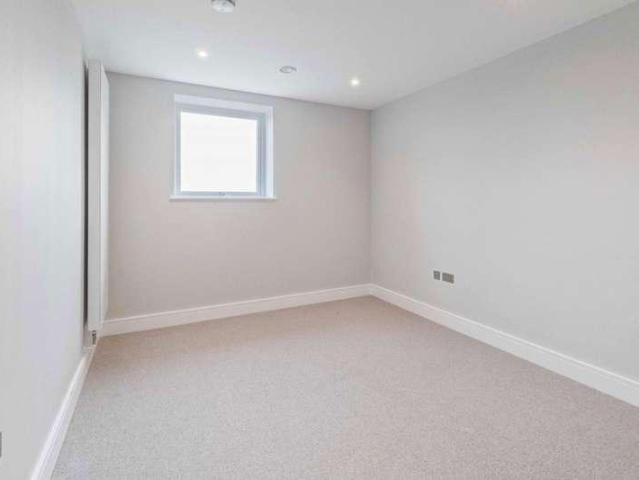 Flat for sale in London Borough of Ealing, Greater London
