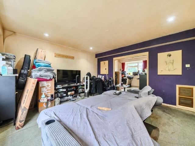 Flat for sale in Epsom, Epsom and Ewell