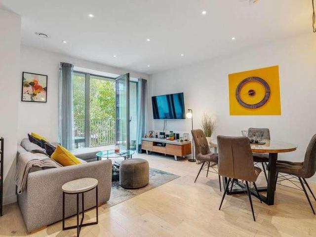 Flat for sale in Balham, Greater London