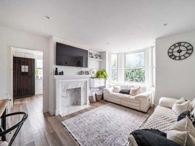 Flat for sale in Epsom, Surrey