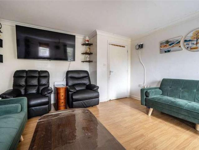 Flat for sale in Wexham Court, Slough