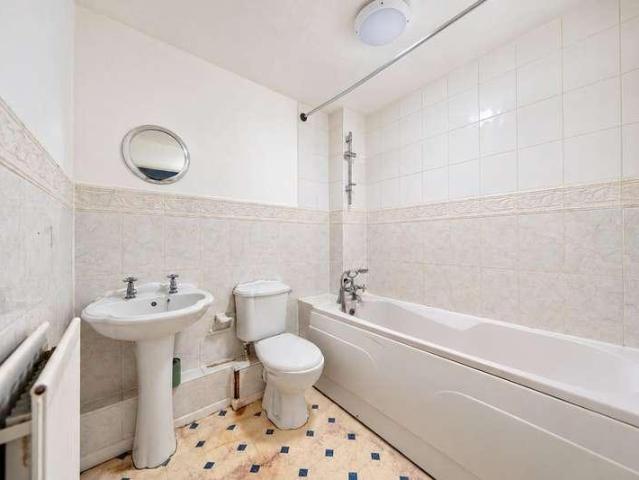 Flat for sale in Maidstone, Kent