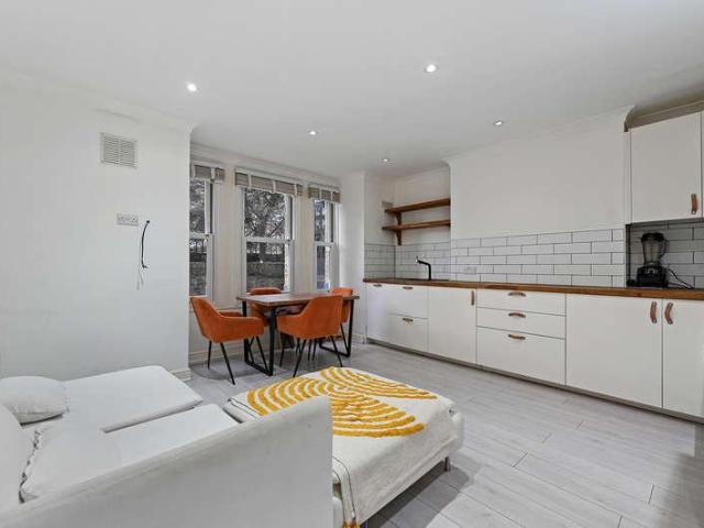 Flat for sale in Harlesden, Greater London