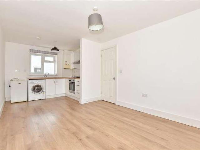 Flat for sale in Folkestone, Foord