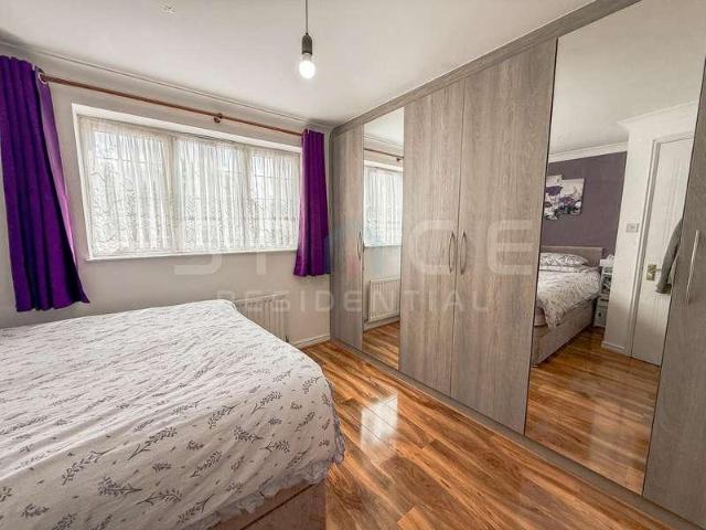 Flat for sale in Broadfields, Greater London