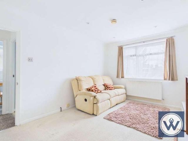 Flat for sale in London Borough of Ealing, Greater London