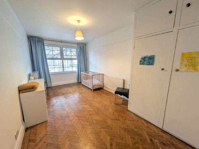 Flat for sale in Temple Fortune, Greater London
