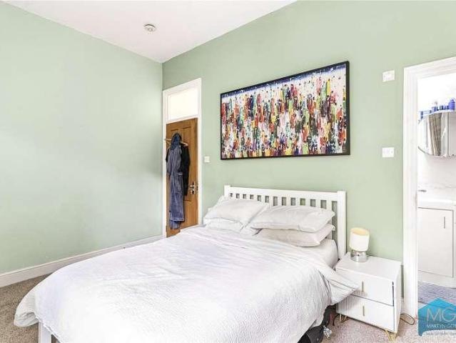 Flat for sale in Hornsey, Greater London