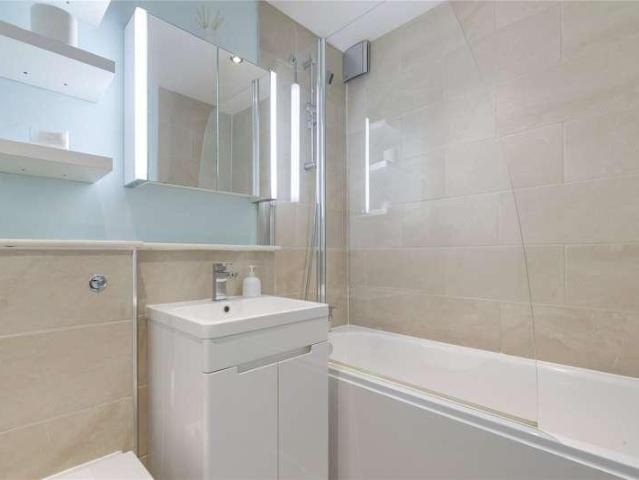 Flat for sale in Earlsfield, Greater London