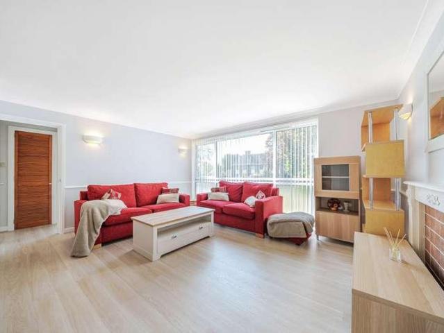 Flat for sale in Northwood, Northwood
