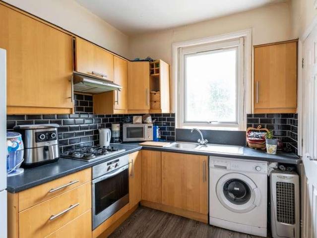 Flat for sale in Red Hill, Surrey