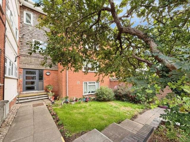 Flat for sale in Mill End, Green Close