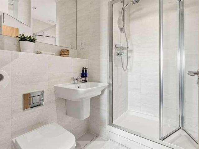 Flat for sale in Balham, Greater London