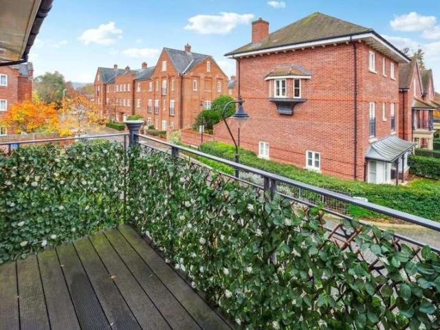 Flat for sale in Lunnon, Buckinghamshire