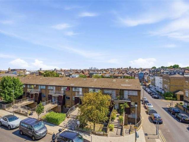 Flat for sale in Clapham Junction, Greater London