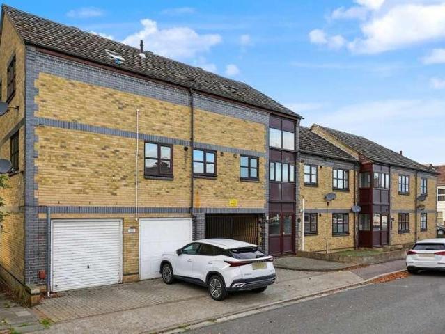 Flat for sale in Gillingham, Medway