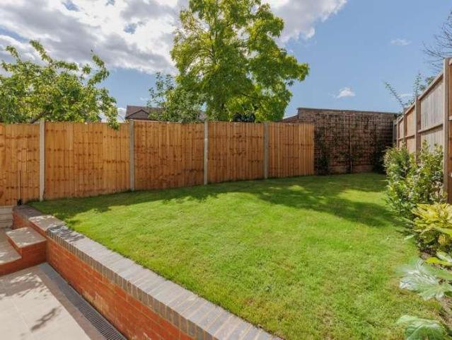 Flat for sale in The Hale, Mill Hill