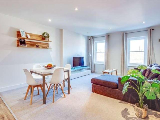 Flat for sale in Henley-on-Thames, Berrick Salome