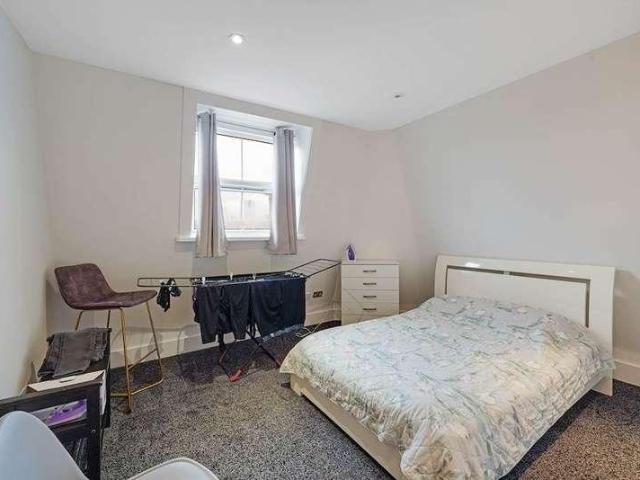 Flat for sale in Maryland, Greater London