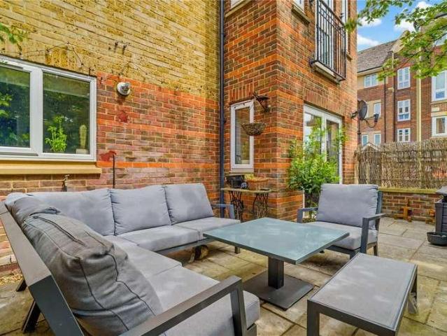 Flat for sale in Balham, Greater London