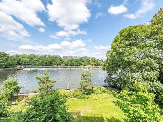 Flat for sale in Hampton Wick, Greater London