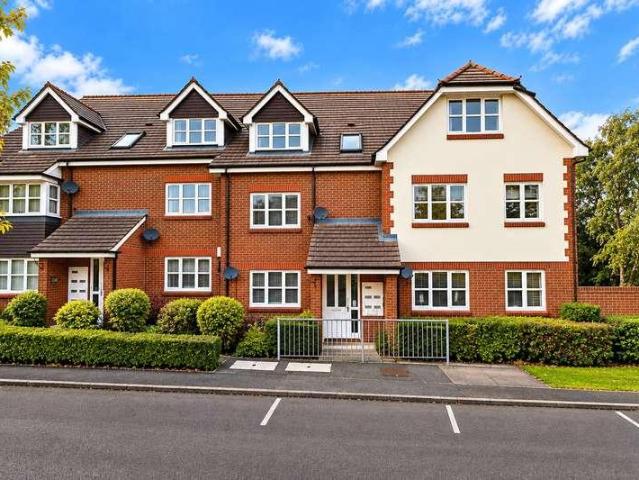 Flat for sale in Knaphill, Woking