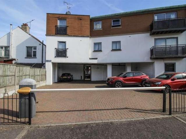 Flat for sale in Alton Barnes, Essex