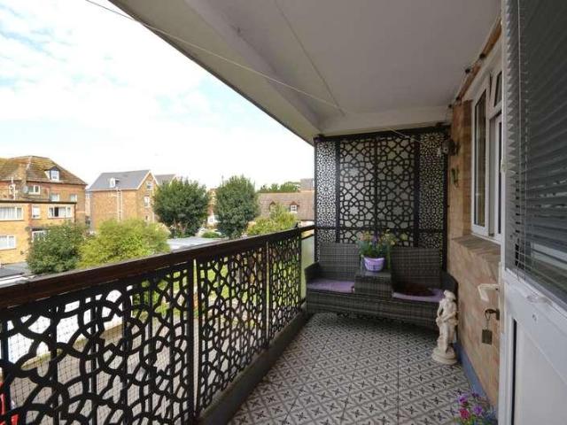 Flat for sale in Folkestone, Lynwood