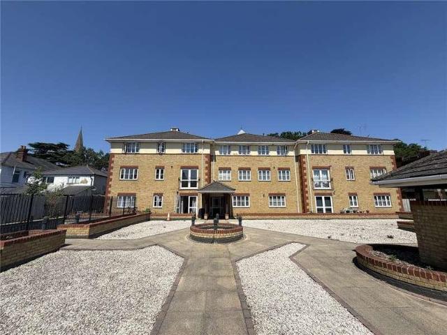 Flat for sale in Heol-las, Surrey