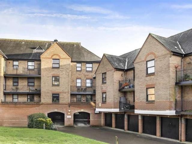 Flat for sale in Duton Hill, Essex